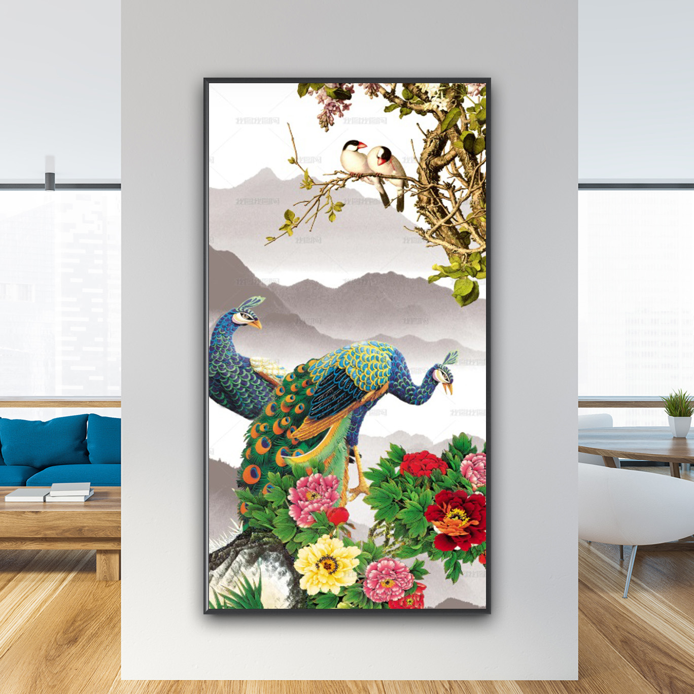 Mẫu tranh treo tường khổ dọc vẽ đôi chim công, hoa mẫu đơn và đôi chim nhỏ đậu trên cành cây