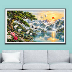 Mẫu tranh tùng hạc diên niên vẽ phong cảnh núi sông sơn thuỷ hữu tình và đàn chim hạc dưới gốc cây tùng cổ thụ và khóm hoa mẫu đơn